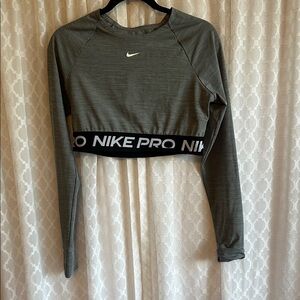 #827 Nike Women's Gray Long Sleeve Crop Top